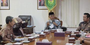 Wabup Barito Utara, Felix Sonadie Y. Tingan berdiskusi dengan Bupati Bantul H. Abdul Halim, dalam kunjunganya, Kamis (6/8/2026). (ist)