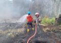 Ketua DPRD Murung Raya, Rumiadi, turut ambil bagian dalam memadamkan kebakaran hutan dan lahan, baru - baru tadi.