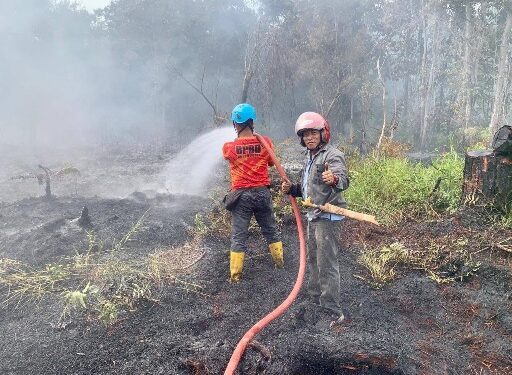 Ketua DPRD Murung Raya, Rumiadi, turut ambil bagian dalam memadamkan kebakaran hutan dan lahan, baru - baru tadi.
