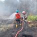 Ketua DPRD Murung Raya, Rumiadi, turut ambil bagian dalam memadamkan kebakaran hutan dan lahan, baru - baru tadi.