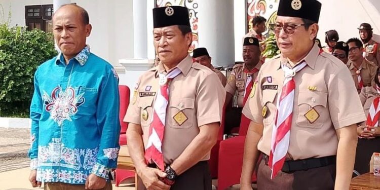 Ketua DPRD Murung Raya, Rumiadi (tengah), mengikuti prosesi pelepasan kontingen, Jumat (7/8/2026).