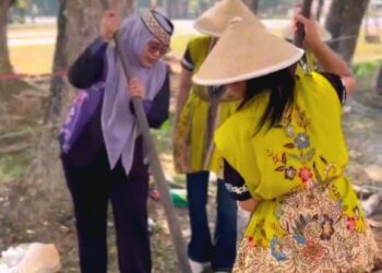 Waket I DPRD Murung Raya, Dina Maulidah, yang terlibat langsung mengolah kuliner tradisional di Lomba Festival Jajanan Tempo Dulu di Festival Budaya Tira Tangka Balang (TTB) 2026, Kamis (6/8/2026).