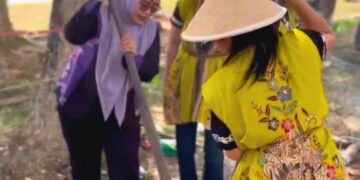 Waket I DPRD Murung Raya, Dina Maulidah, yang terlibat langsung mengolah kuliner tradisional di Lomba Festival Jajanan Tempo Dulu di Festival Budaya Tira Tangka Balang (TTB) 2026, Kamis (6/8/2026).