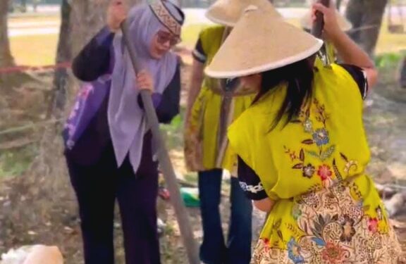 Waket I DPRD Murung Raya, Dina Maulidah, yang terlibat langsung mengolah kuliner tradisional di Lomba Festival Jajanan Tempo Dulu di Festival Budaya Tira Tangka Balang (TTB) 2026, Kamis (6/8/2026).