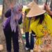 Waket I DPRD Murung Raya, Dina Maulidah, yang terlibat langsung mengolah kuliner tradisional di Lomba Festival Jajanan Tempo Dulu di Festival Budaya Tira Tangka Balang (TTB) 2026, Kamis (6/8/2026).