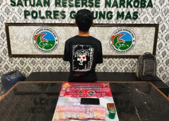 AM (24) dan barang bukti yang diamankan.