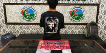 AM (24) dan barang bukti yang diamankan.