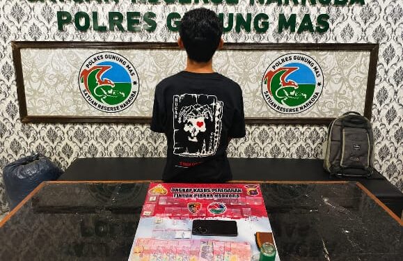AM (24) dan barang bukti yang diamankan.