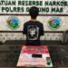 AM (24) dan barang bukti yang diamankan.