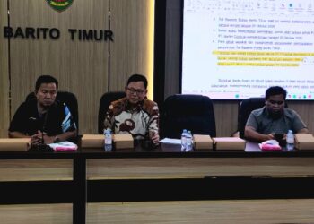 Asisten I Setda Bartim, Ari Panan P Lelu, perwakilan Kantor Staf Presiden (KSP) Wawan Hari Purwanto, memediasi sengketa antara Keluarga Yupelis dan PT MUTU, Jumat (7/8/2026).