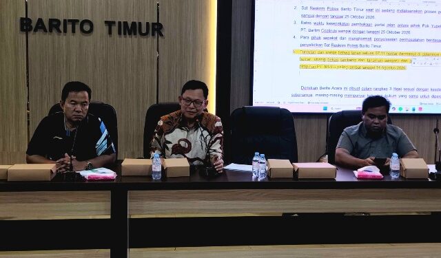 Asisten I Setda Bartim, Ari Panan P Lelu, perwakilan Kantor Staf Presiden (KSP) Wawan Hari Purwanto, memediasi sengketa antara Keluarga Yupelis dan PT MUTU, Jumat (7/8/2026).