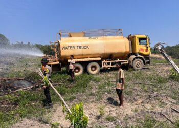 Water tangki milik BNJM yang secara langsung ikut diterjunkan untuk memadamkam kebakaran lahan di wilayah Desa Haringen, Kecamatan Dusun Timur, Sabtu (8/8/2026). (ist)