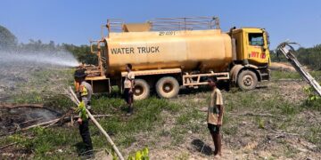 Water tangki milik BNJM yang secara langsung ikut diterjunkan untuk memadamkam kebakaran lahan di wilayah Desa Haringen, Kecamatan Dusun Timur, Sabtu (8/8/2026). (ist)
