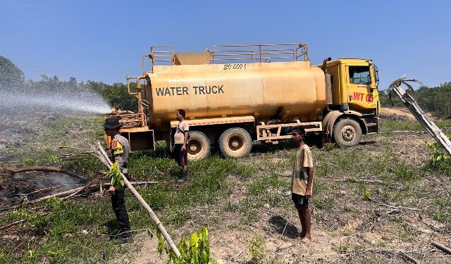 Water tangki milik BNJM yang secara langsung ikut diterjunkan untuk memadamkam kebakaran lahan di wilayah Desa Haringen, Kecamatan Dusun Timur, Sabtu (8/8/2026). (ist)