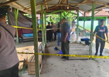 Potugas yang telah memasang garis polisi untuk melakukan olah TKP. (ist)