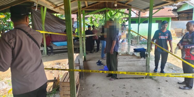 Potugas yang telah memasang garis polisi untuk melakukan olah TKP. (ist)