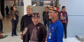 Anggota Komisi II DPRD Kalimantan Tengah Ampera AY Mebas, bersama Kepala Rutan Tamiang Layang Agung Novarianto, saat menghadiri peringatan Hari Jadi ke-24 Barito Timur, Sabtu (8/8/2026).