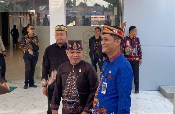Anggota Komisi II DPRD Kalimantan Tengah Ampera AY Mebas, bersama Kepala Rutan Tamiang Layang Agung Novarianto, saat menghadiri peringatan Hari Jadi ke-24 Barito Timur, Sabtu (8/8/2026).