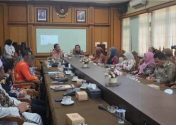 Wabup Barito Utara, Felix Sonadie Y. Tingan, berdiskusi dengan jajaran Pemerintahan Kabupaten Kulon Progo. (ist)