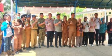Bupati Bartim, M. Yamin beserta jajaran meninjau persiapan peresmian Listrik Masuk Desa di Muara Awang, Kecamatan Dusun Tengah, Senin (10/8/2026). (ist)