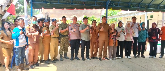 Bupati Bartim, M. Yamin beserta jajaran meninjau persiapan peresmian Listrik Masuk Desa di Muara Awang, Kecamatan Dusun Tengah, Senin (10/8/2026). (ist)