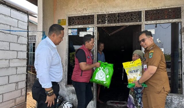 Penyaluran bansos kepada warga lansia dan kurang mampu jajaran Satresnarkoba Polres Kapuas, Senin (101/8/2026).