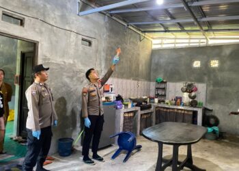Petugas ketika melakukan olah TKP di rumah K alias T (47), yang sebelumnya ditemukan dalam kondisi mengenaskan, Senin (10/10/2026). (ist)
