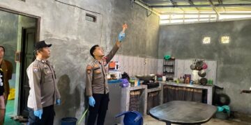 Petugas ketika melakukan olah TKP di rumah K alias T (47), yang sebelumnya ditemukan dalam kondisi mengenaskan, Senin (10/10/2026). (ist)