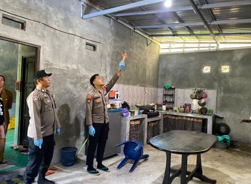 Petugas ketika melakukan olah TKP di rumah K alias T (47), yang sebelumnya ditemukan dalam kondisi mengenaskan, Senin (10/10/2026). (ist)