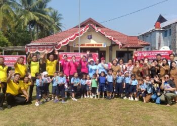 Kapolsek Dusun Timur IPDA Sulkhan Sururi (tiga dari kiri), beserta jajaran berpose dengan para anak - anak yang mengikuti lomba, Selasa (11/8/2026).