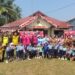 Kapolsek Dusun Timur IPDA Sulkhan Sururi (tiga dari kiri), beserta jajaran berpose dengan para anak - anak yang mengikuti lomba, Selasa (11/8/2026).
