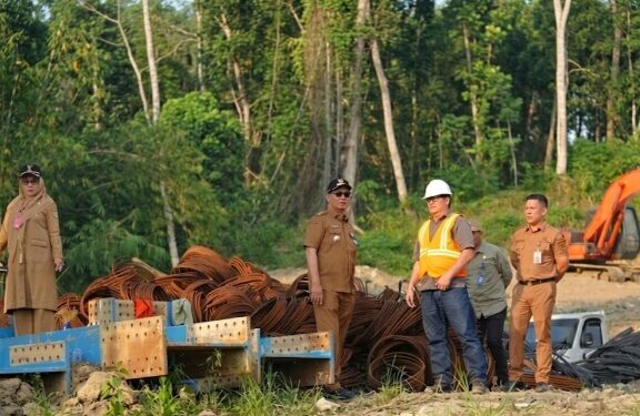 Bupati Barito Utara, H. Shalahuddin, mengecek progres pembangunan tiga proyek strategis, Selasa (11/8/2026).