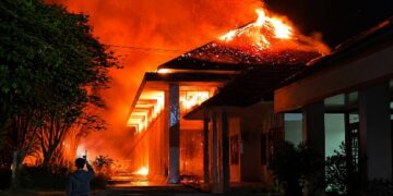 Kebakaran yang melalap bangunan kesra Komplek Kantor Gubernur Kalteng di Palangka Raya, Rabu (12/8/2026) dini hari. (ist)