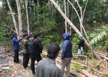 Para pihak yang melakukan pengecekan lapangan lahan warga yang bersengketa di RT 01 Tamiang Layang, Rabu (12/8/2026).