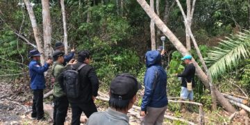Para pihak yang melakukan pengecekan lapangan lahan warga yang bersengketa di RT 01 Tamiang Layang, Rabu (12/8/2026).