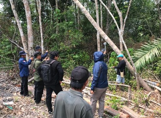 Para pihak yang melakukan pengecekan lapangan lahan warga yang bersengketa di RT 01 Tamiang Layang, Rabu (12/8/2026).