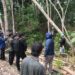 Para pihak yang melakukan pengecekan lapangan lahan warga yang bersengketa di RT 01 Tamiang Layang, Rabu (12/8/2026).