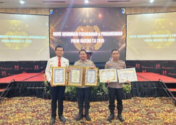 Kapolres Bartim AKBP Eddy Santoso beserta jajaran usai menerima penghargaan. (ist)