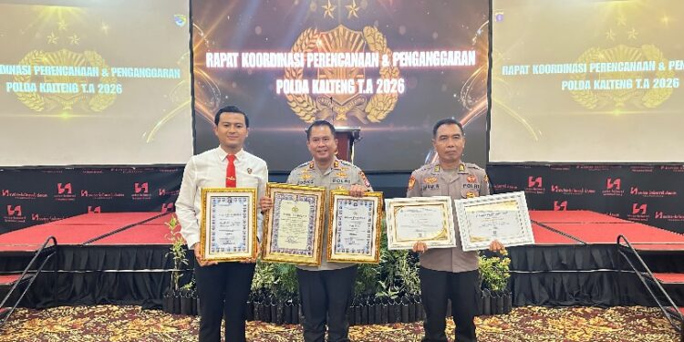 Kapolres Bartim AKBP Eddy Santoso beserta jajaran usai menerima penghargaan. (ist)