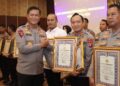 Kapolda Kalteng Kapolda Kalteng Irjen Pol. Iwan Kurniawan, S.I.K., M.Si, menyerahkan penghargaan yang diterima Kapolres Barsel AKBP Jecson R Hutapea, S.I.K, M.H , di Palangka Raya.