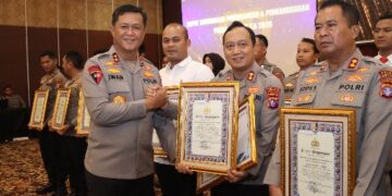 Kapolda Kalteng Kapolda Kalteng Irjen Pol. Iwan Kurniawan, S.I.K., M.Si, menyerahkan penghargaan yang diterima Kapolres Barsel AKBP Jecson R Hutapea, S.I.K, M.H , di Palangka Raya.