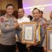 Kapolda Kalteng Kapolda Kalteng Irjen Pol. Iwan Kurniawan, S.I.K., M.Si, menyerahkan penghargaan yang diterima Kapolres Barsel AKBP Jecson R Hutapea, S.I.K, M.H , di Palangka Raya.