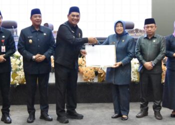 Bupati Barito Utara H. Shalahuddin, menyerahkan dokumen KUA-PPAS Perubahan APBD 2026 dalam Rapat Paripurna di Gedung DPRD, Kamis (13/8/2026).