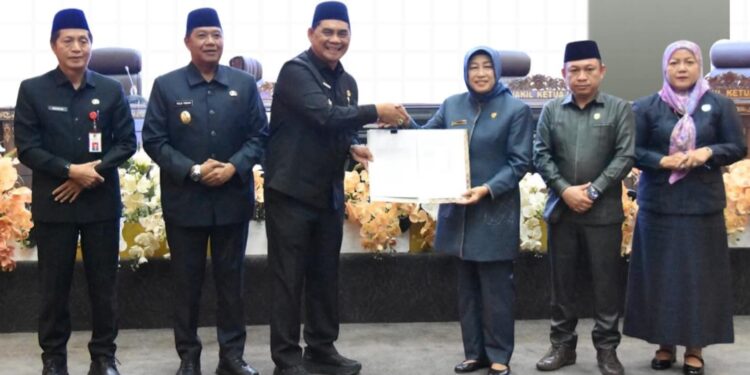 Bupati Barito Utara H. Shalahuddin, menyerahkan dokumen KUA-PPAS Perubahan APBD 2026 dalam Rapat Paripurna di Gedung DPRD, Kamis (13/8/2026).