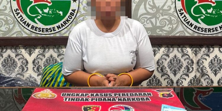 Y alias Mamah Krisna beserta barang bukti.