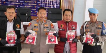Kapolres Lamandau AKBP Eko Yusmiarto, beserta jajaran dalam press release pengunkapan sabu, Kamis (13/8/2026). (ist)