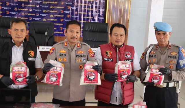 Kapolres Lamandau AKBP Eko Yusmiarto, beserta jajaran dalam press release pengunkapan sabu, Kamis (13/8/2026). (ist)