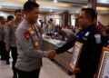 Kasi Humas Polres Bartim AKP Eko Sutrisno, menerima penghargan dan apresiasi dari Kaplda Kalteng Irjen Pol Iwan Kurniawan. (ist)