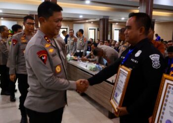 Kasi Humas Polres Bartim AKP Eko Sutrisno, menerima penghargan dan apresiasi dari Kaplda Kalteng Irjen Pol Iwan Kurniawan. (ist)