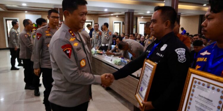Kasi Humas Polres Bartim AKP Eko Sutrisno, menerima penghargan dan apresiasi dari Kaplda Kalteng Irjen Pol Iwan Kurniawan. (ist)